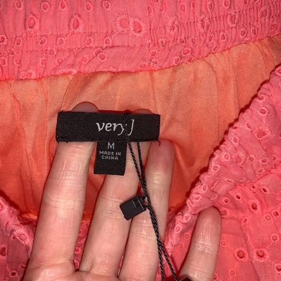 Very J Shorts Coral Eyelets Lined Feather Accent Medium NWT - Picture 4 of 6